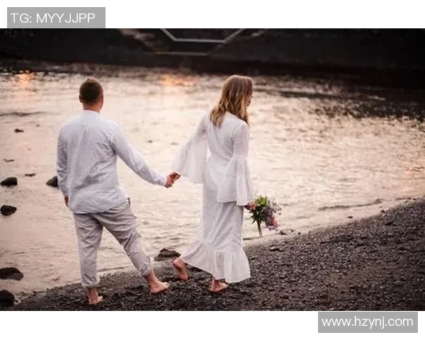 足球明星与情侣的腹肌照共享健身魅力展现完美身材的浪漫瞬间